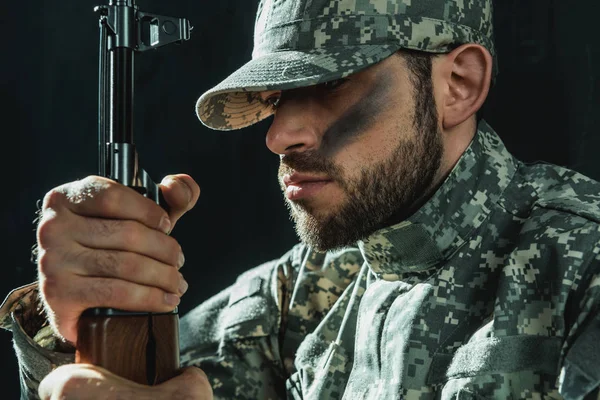 Soldado en uniforme militar con rifle - foto de stock