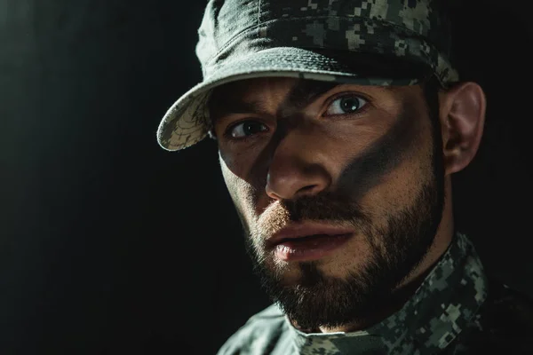 Soldat avec camouflage sur le visage — Photo de stock
