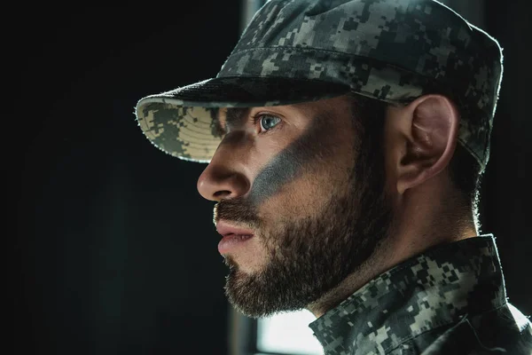 Soldado con camuflaje en la cara - foto de stock