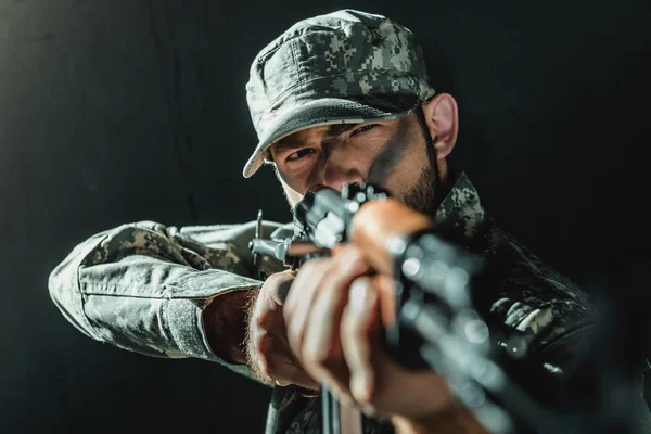 Soldat en uniforme militaire avec fusil — Photo de stock