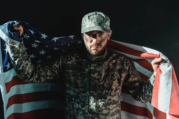 Soldado con bandera de estados unidos - foto de stock