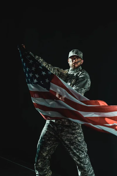 Soldado con bandera de estados unidos - foto de stock