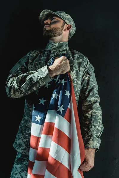 Soldado con bandera de estados unidos - foto de stock