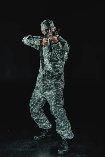 Soldado en uniforme militar con rifle - foto de stock