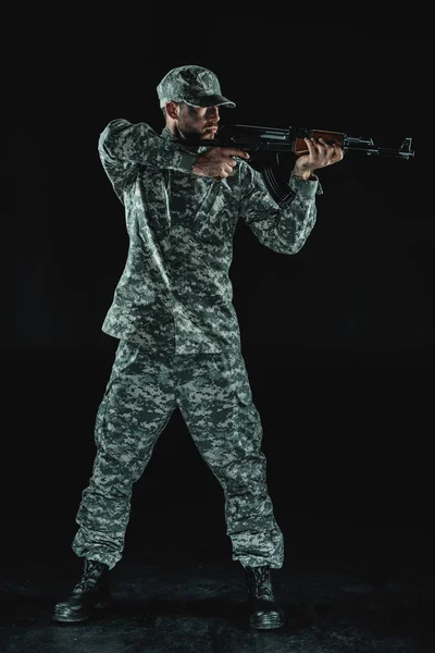 Soldado en uniforme militar con rifle - foto de stock