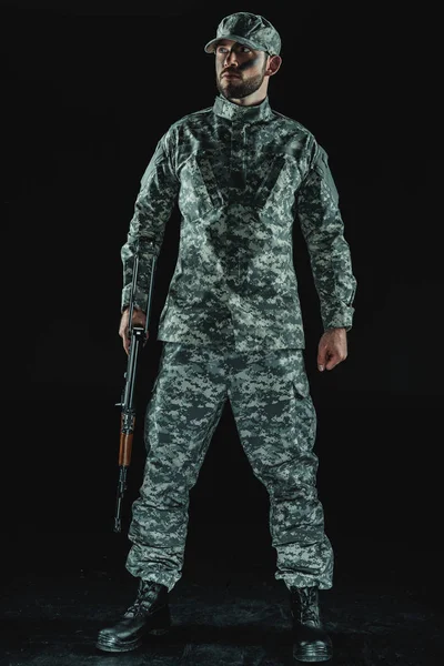 Soldat en uniforme militaire avec fusil — Photo de stock