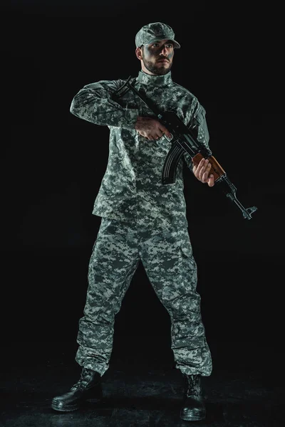 Soldat en uniforme militaire avec fusil — Photo de stock