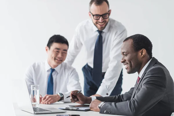 Empresarios multiétnicos que discuten - foto de stock