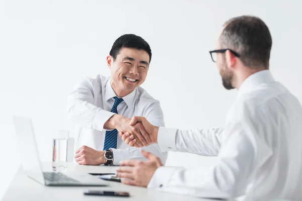 Geschäftsleute per Handschlag — Stockfoto