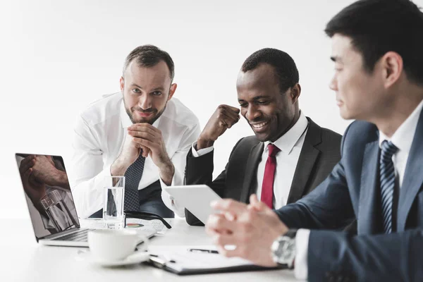 Empresarios multiétnicos que discuten - foto de stock