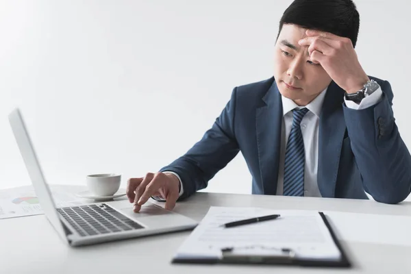 Asiatico uomo d'affari con laptop a posto di lavoro — Foto stock