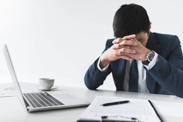 Cansado asiático hombre de negocios - foto de stock