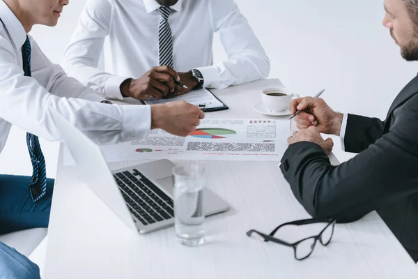 Hombres de negocios multiétnicos discutiendo proyecto - foto de stock