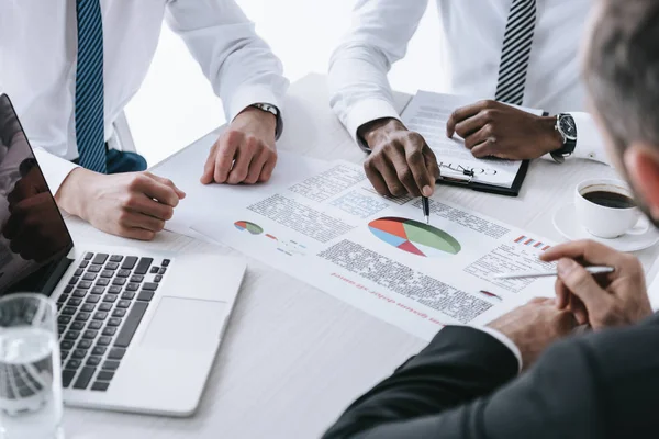 Hombres de negocios multiétnicos discutiendo proyecto - foto de stock