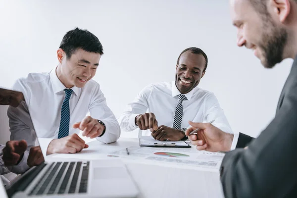 Hommes d'affaires multiethniques en discussion — Photo de stock