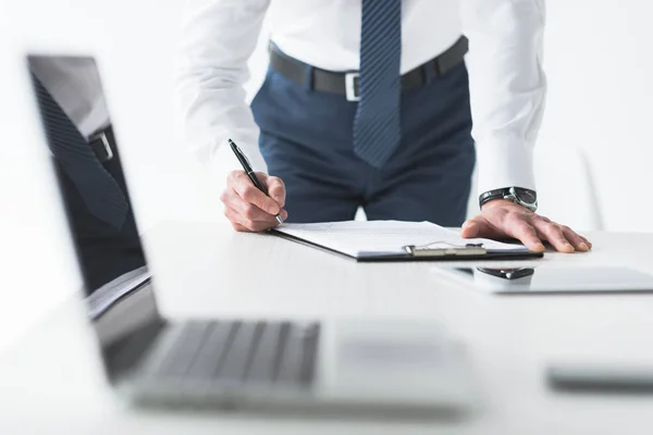 Businessman signing contract — Stock Photo