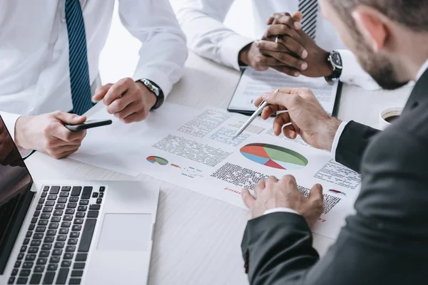 Hombres de negocios multiétnicos discutiendo proyecto - foto de stock