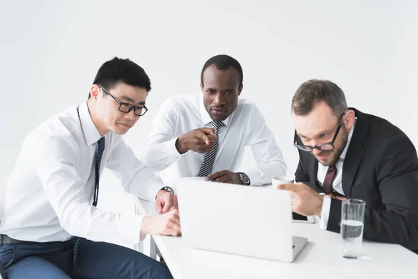 Мультикультурні бізнесмени використовують ноутбук — Stock Photo