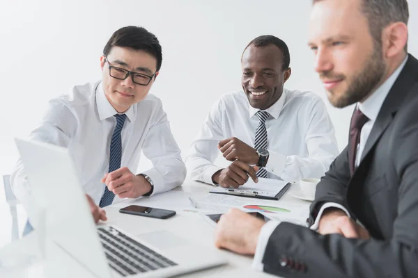 Hommes d'affaires multiculturels utilisant un ordinateur portable — Photo de stock