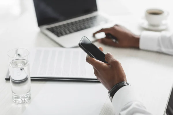 Afrikanischer amerikanischer Geschäftsmann mit Smartphone — Stockfoto