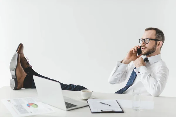 Empresário falando em Smartphone — Fotografia de Stock