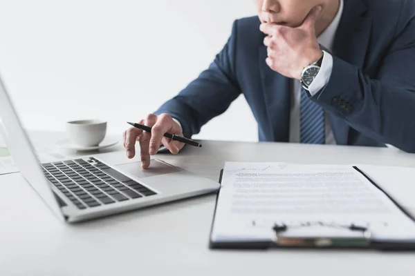 Empresário com laptop no local de trabalho — Fotografia de Stock