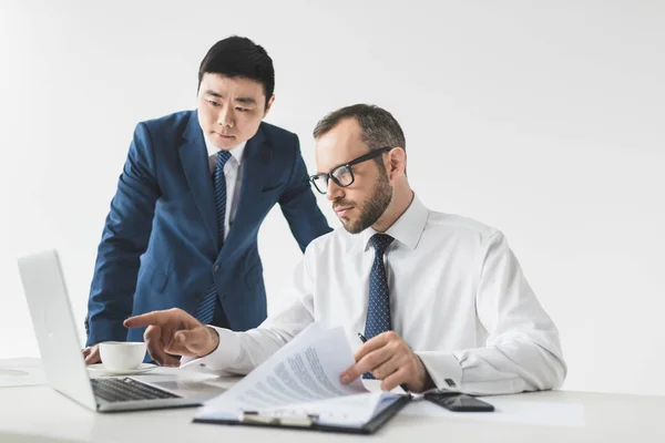 Gente de negocios multiétnicos con ordenador portátil - foto de stock