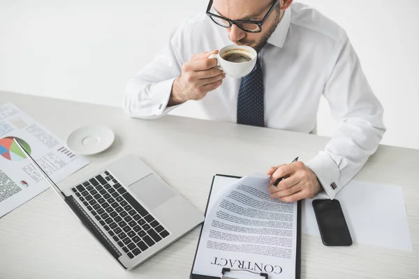 Geschäftsmann erledigt Papierkram — Stock Photo
