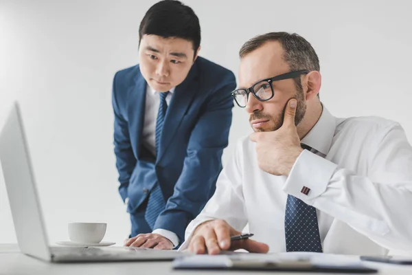 Gente de negocios multiétnicos con ordenador portátil - foto de stock