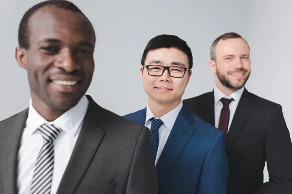 Jeunes hommes d'affaires multiethniques — Photo de stock