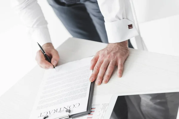 Geschäftsmann unterzeichnet Vertrag — Stockfoto