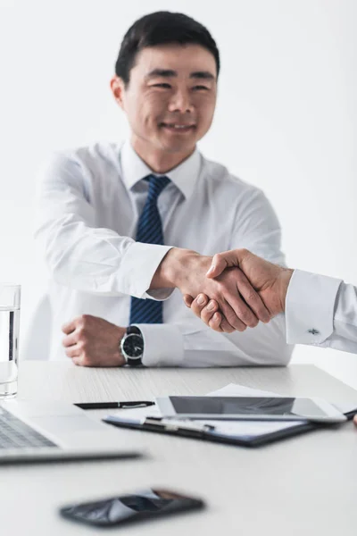 Geschäftsleute per Handschlag — Stockfoto