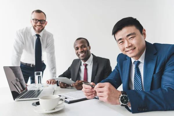 Hombres de negocios multiculturales utilizando tableta - foto de stock