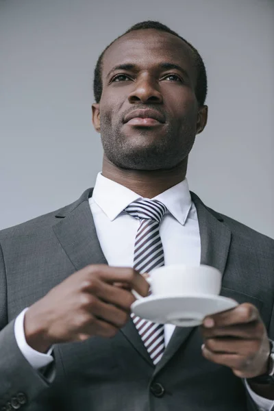 Afrikanisch-amerikanischer Geschäftsmann mit Kaffeetasse — Stockfoto