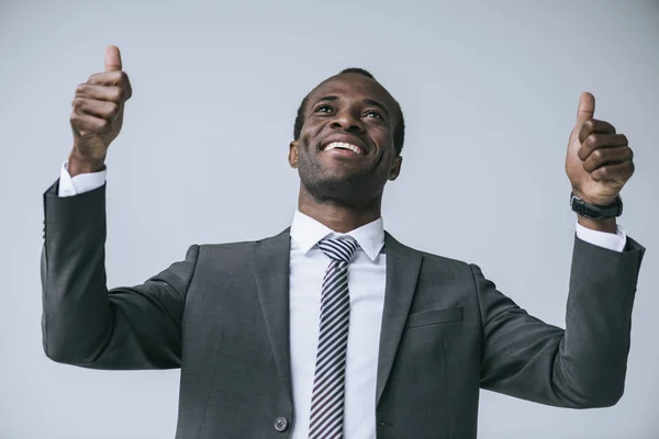 Afrikanischer amerikanischer Geschäftsmann zeigt Daumen hoch — Stockfoto