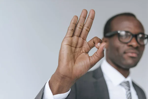Hombre de negocios afroamericano mostrando signo de ok - foto de stock