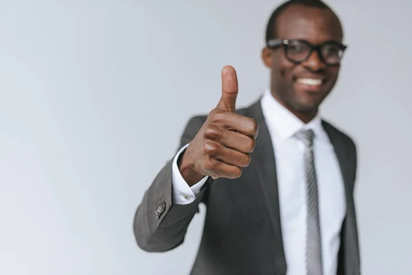 Hombre de negocios afroamericano mostrando pulgar hacia arriba - foto de stock
