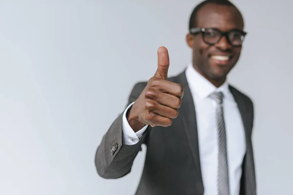 Afrikanischer amerikanischer Geschäftsmann zeigt Daumen hoch — Stockfoto