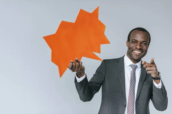 Hombre de negocios afroamericano con tarjeta en blanco - foto de stock