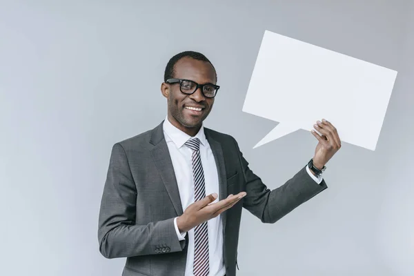 Empresário afro-americano com cartão em branco — Fotografia de Stock