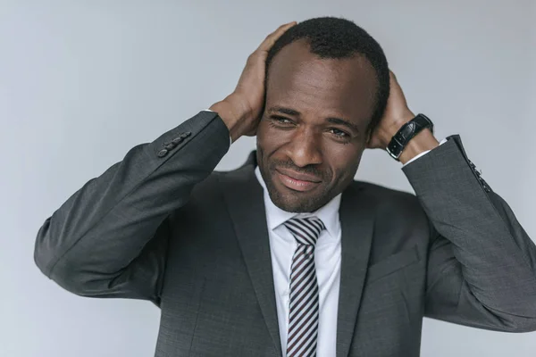 Afro americano uomo d'affari avendo mal di testa — Foto stock