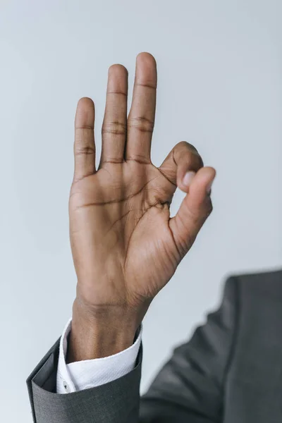 Hombre de negocios afroamericano mostrando signo de ok - foto de stock