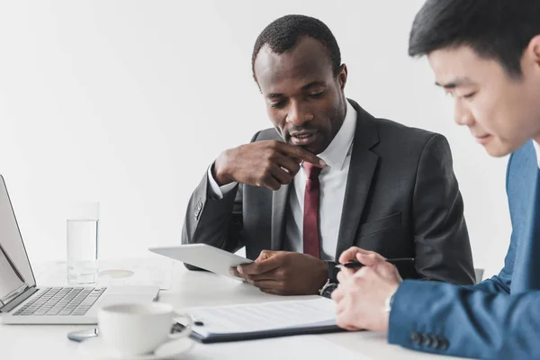 Multiethnic businessmen discussing contract — Stock Photo