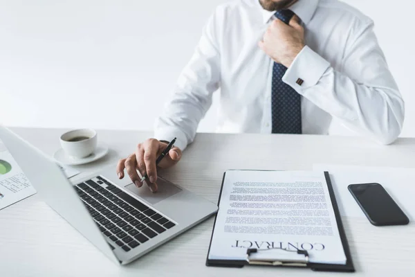 Geschäftsmann arbeitet am Laptop — Stockfoto