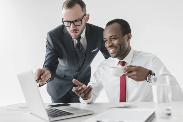 Empresarios multiculturales que trabajan juntos - foto de stock