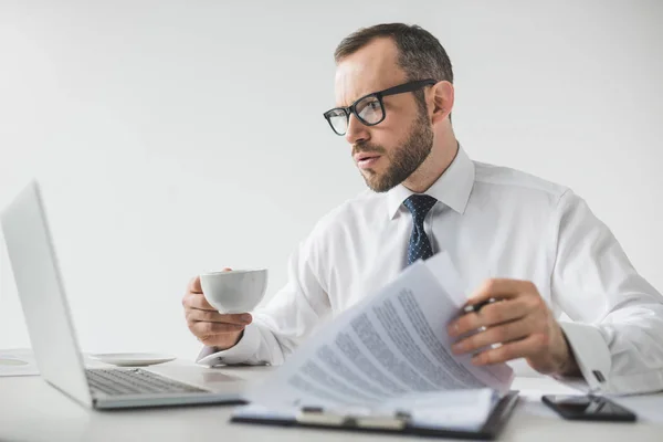 Homem de negócios fazendo papelada — Fotografia de Stock