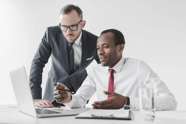 Empresarios multiculturales que trabajan juntos - foto de stock