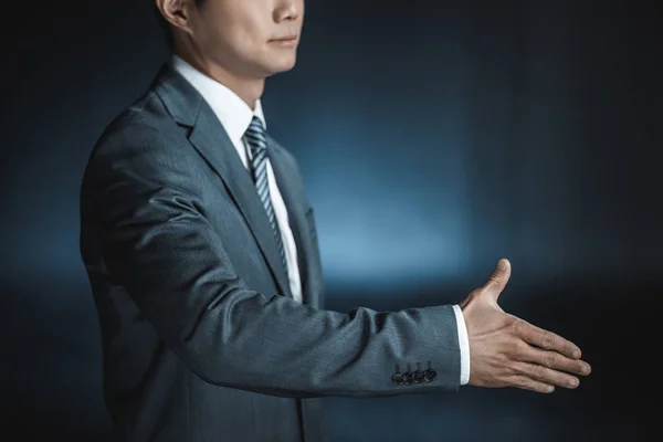 Asiático hombre de negocios extendiendo mano - foto de stock