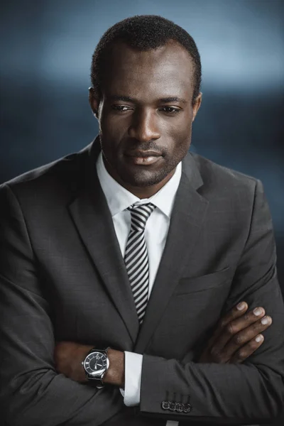 Pensativo hombre de negocios afroamericano - foto de stock