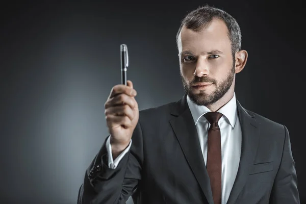 Hombre de negocios caucásico con pluma - foto de stock